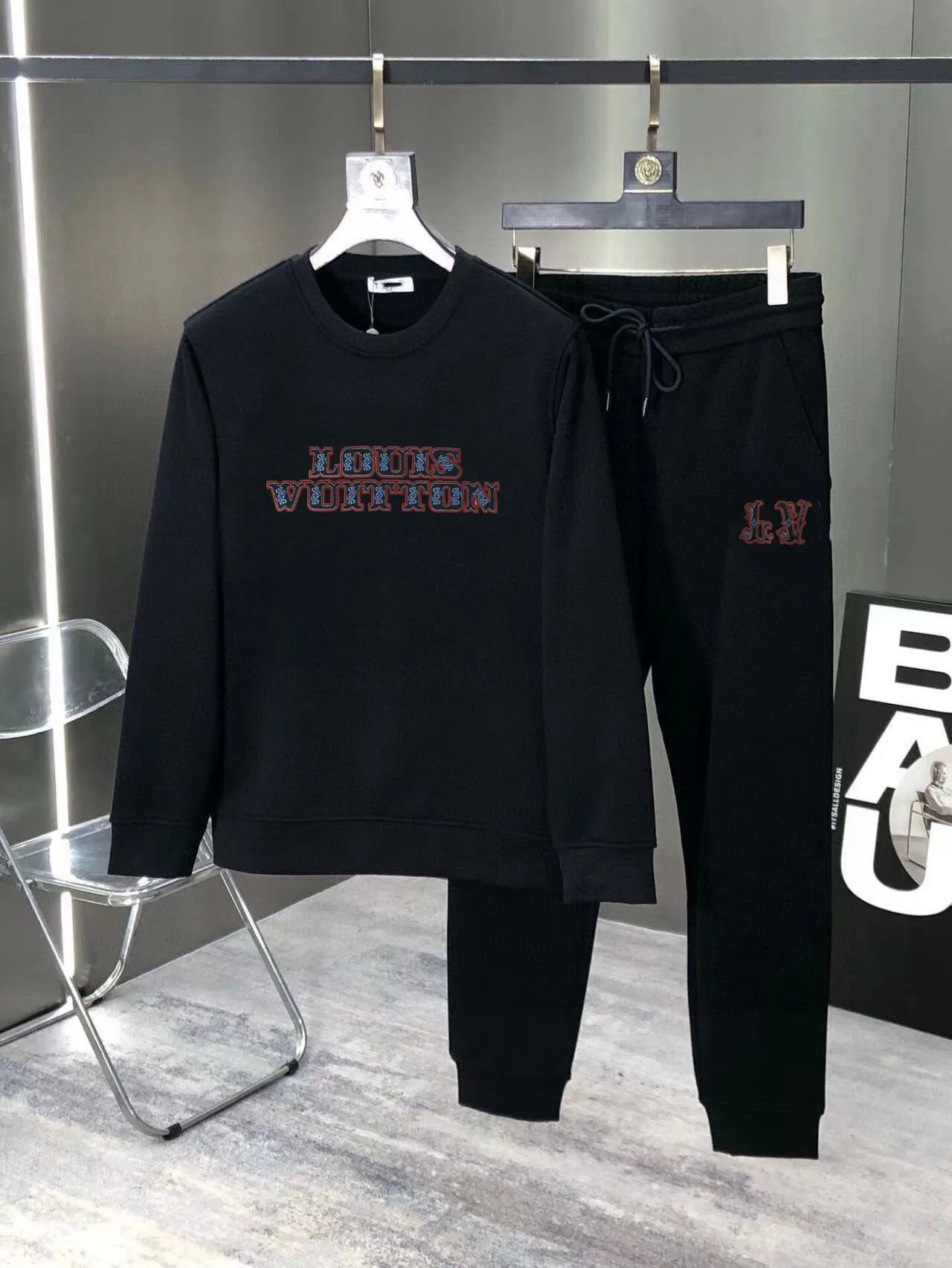 🅿️380 [Lv Louis Vuitton] (Fat Man Gospel) hot-selling suit is coming. Focus on the original version of the official website. 2025 new hot-selling sweatshirt suit. The original order is hard to buy🇭🇰. It is the meticulous work of top designers for a fitting and perfect upper body effect. All-natural high-quality Roman cotton 100%, close-fitting comfort, noble and elegant! Original hardware embodies elegance and nobility! Counter size: M-5XL (maximum wear up to 220 pounds)